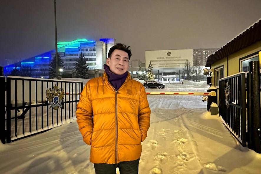 Bất chấp tiết trời 20 độ của nước Nga, Đoan Trường vẫn mê mải diện áo dài trên Quảng trường Đỏ