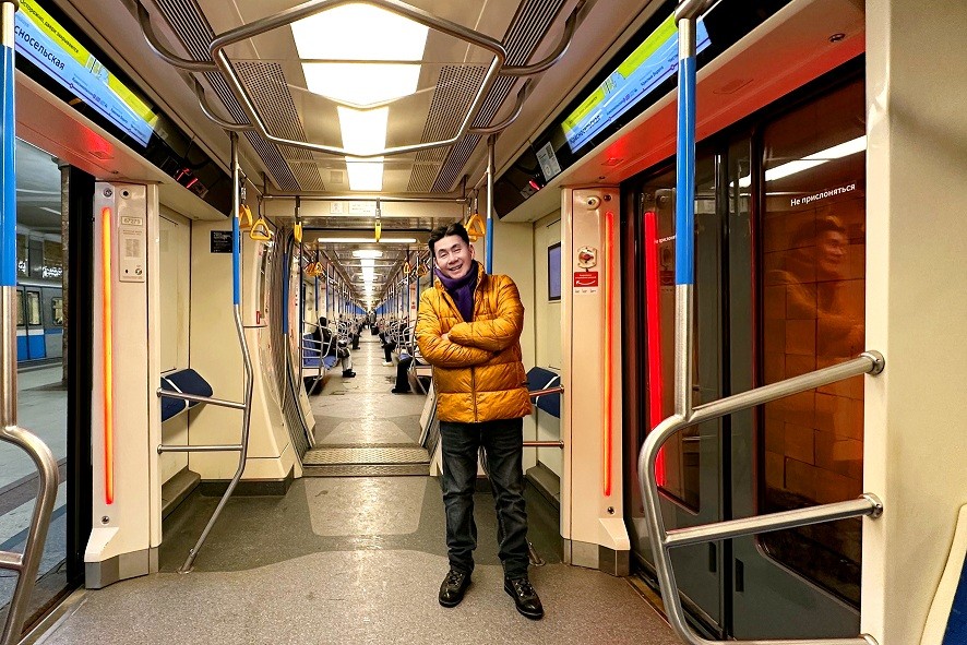 Bất chấp tiết trời 20 độ của nước Nga, Đoan Trường vẫn mê mải diện áo dài trên Quảng trường Đỏ