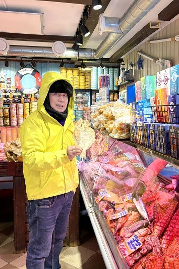 Bất chấp tiết trời 20 độ của nước Nga, Đoan Trường vẫn mê mải diện áo dài trên Quảng trường Đỏ