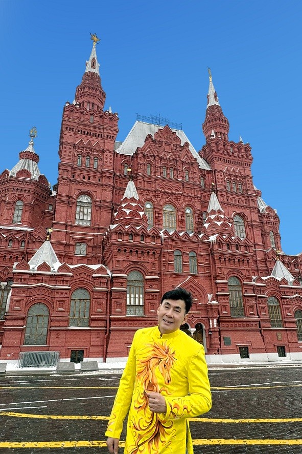 Bất chấp tiết trời 20 độ của nước Nga, Đoan Trường vẫn mê mải diện áo dài trên Quảng trường Đỏ