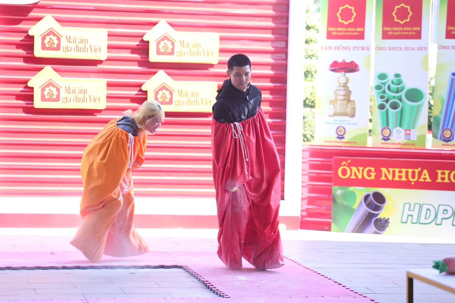 'Mái ấm gia đình Việt': Hậu Hoàng, Cường Seven xót xa trước hoàn cảnh nữ sinh có cha liệt giường sau tai nạn