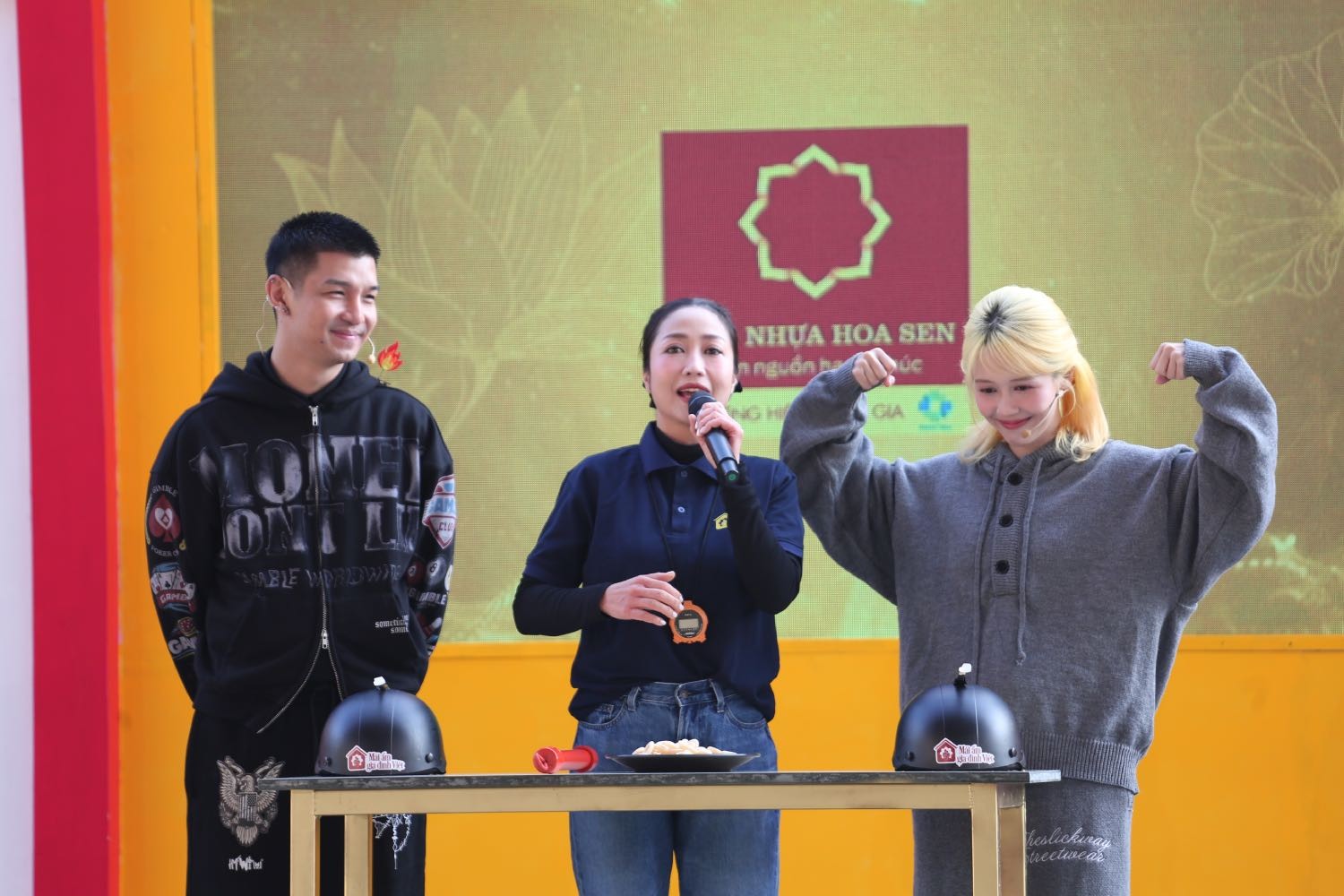 'Mái ấm gia đình Việt': Hậu Hoàng, Cường Seven xót xa trước hoàn cảnh nữ sinh có cha liệt giường sau tai nạn