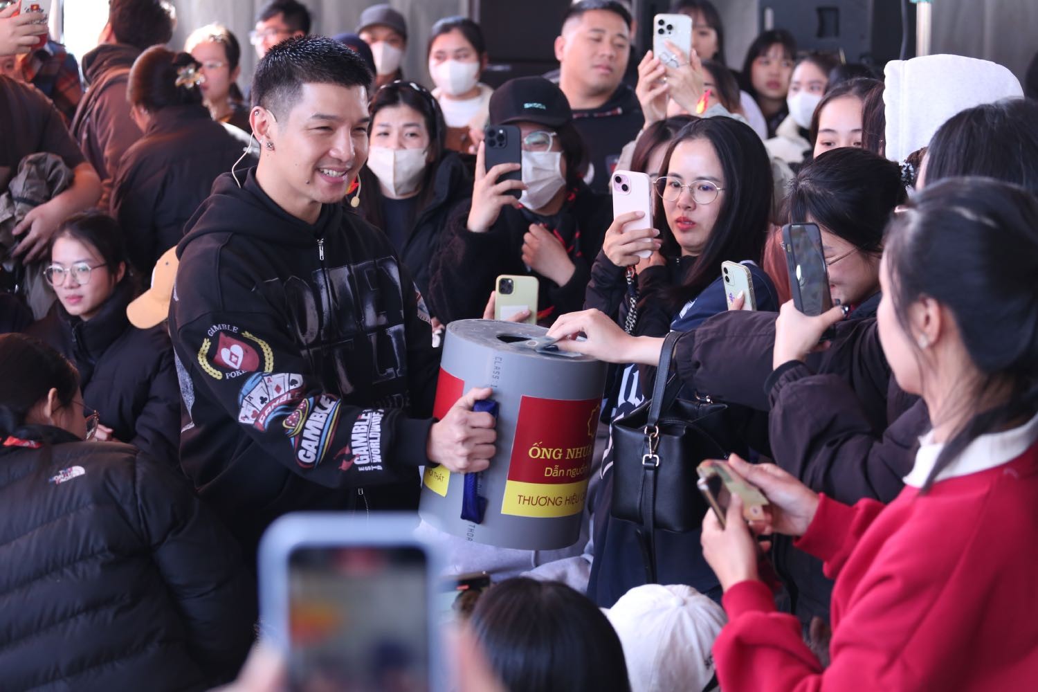 'Mái ấm gia đình Việt': Hậu Hoàng, Cường Seven xót xa trước hoàn cảnh nữ sinh có cha liệt giường sau tai nạn