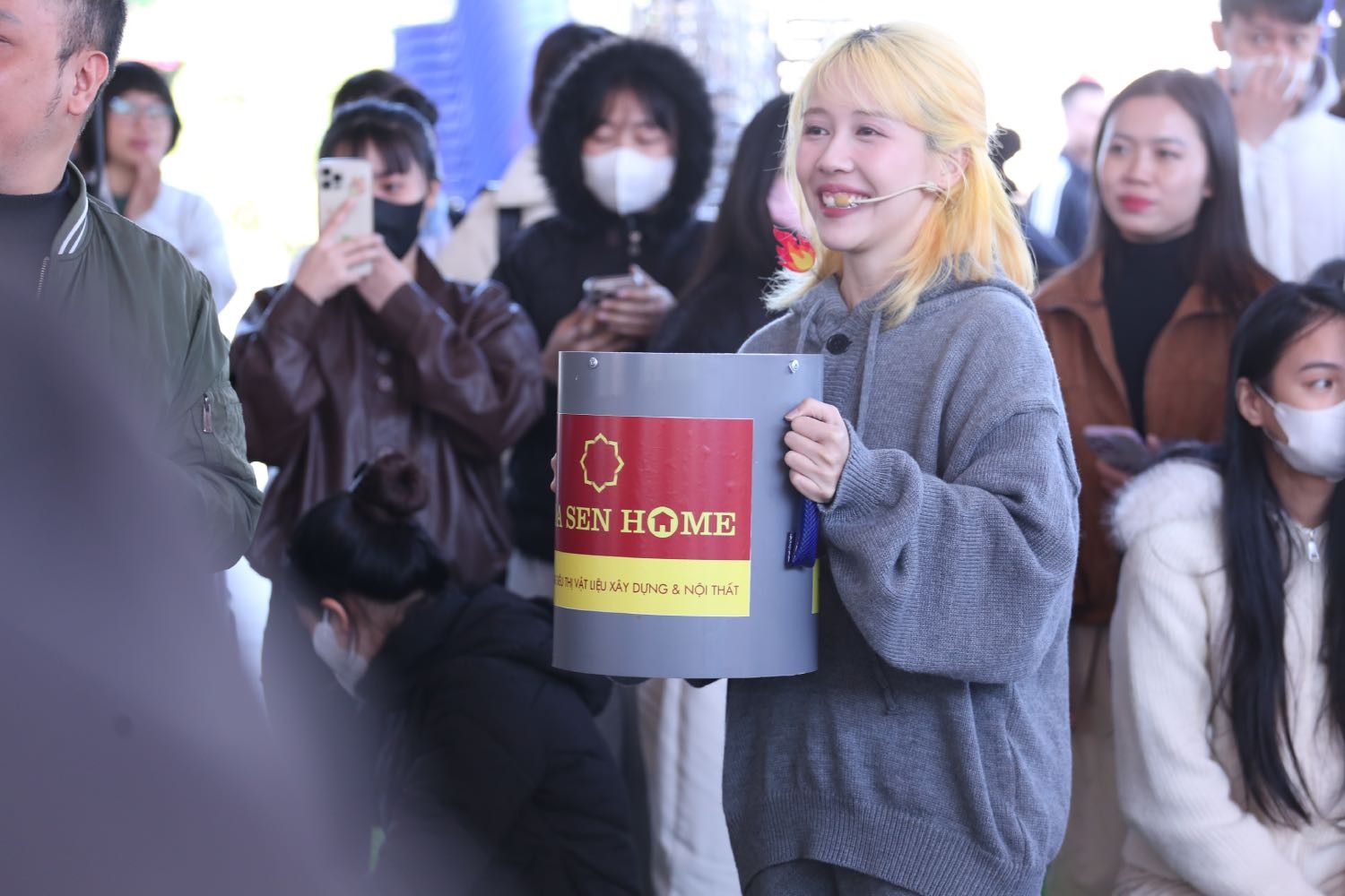 'Mái ấm gia đình Việt': Hậu Hoàng, Cường Seven xót xa trước hoàn cảnh nữ sinh có cha liệt giường sau tai nạn