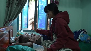 'Mái ấm gia đình Việt': Hậu Hoàng, Cường Seven xót xa trước hoàn cảnh nữ sinh có cha liệt giường sau tai nạn