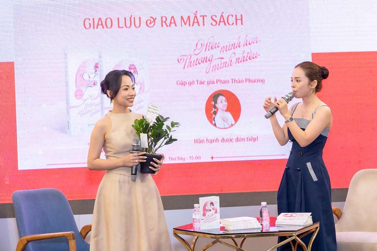 Nhiều sao Việt đến chúc mừng diễn giả - đạo diễn, NSX Phan Thảo Phương ra mắt sách 'Hiểu mình hơn, thương mình nhiều'