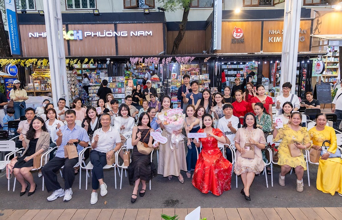 Nhiều sao Việt đến chúc mừng diễn giả - đạo diễn, NSX Phan Thảo Phương ra mắt sách 'Hiểu mình hơn, thương mình nhiều'