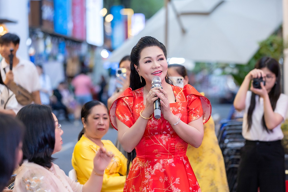 Nhiều sao Việt đến chúc mừng diễn giả - đạo diễn, NSX Phan Thảo Phương ra mắt sách 'Hiểu mình hơn, thương mình nhiều'