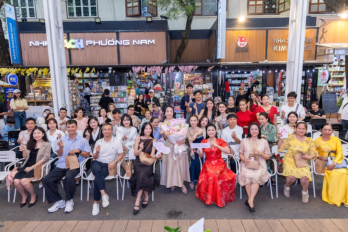 Nhiều sao Việt đến chúc mừng diễn giả - đạo diễn, NSX Phan Thảo Phương ra mắt sách 'Hiểu mình hơn, thương mình nhiều'