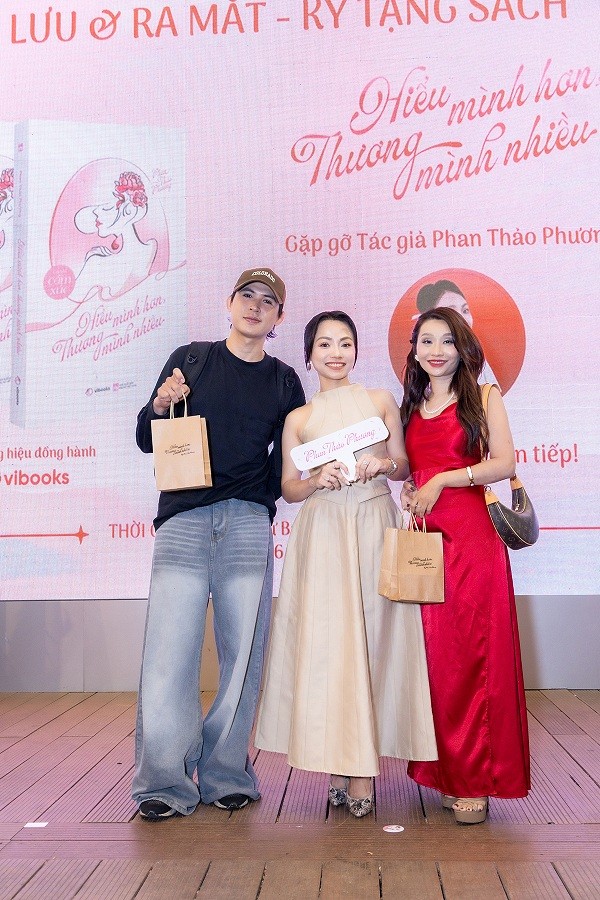 Nhiều sao Việt đến chúc mừng diễn giả - đạo diễn, NSX Phan Thảo Phương ra mắt sách 'Hiểu mình hơn, thương mình nhiều'