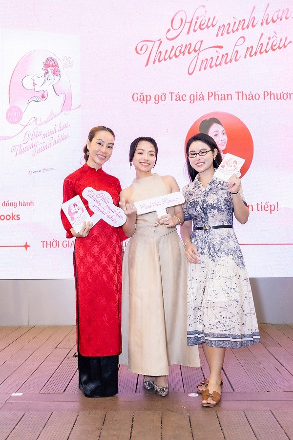 Nhiều sao Việt đến chúc mừng diễn giả - đạo diễn, NSX Phan Thảo Phương ra mắt sách 'Hiểu mình hơn, thương mình nhiều'