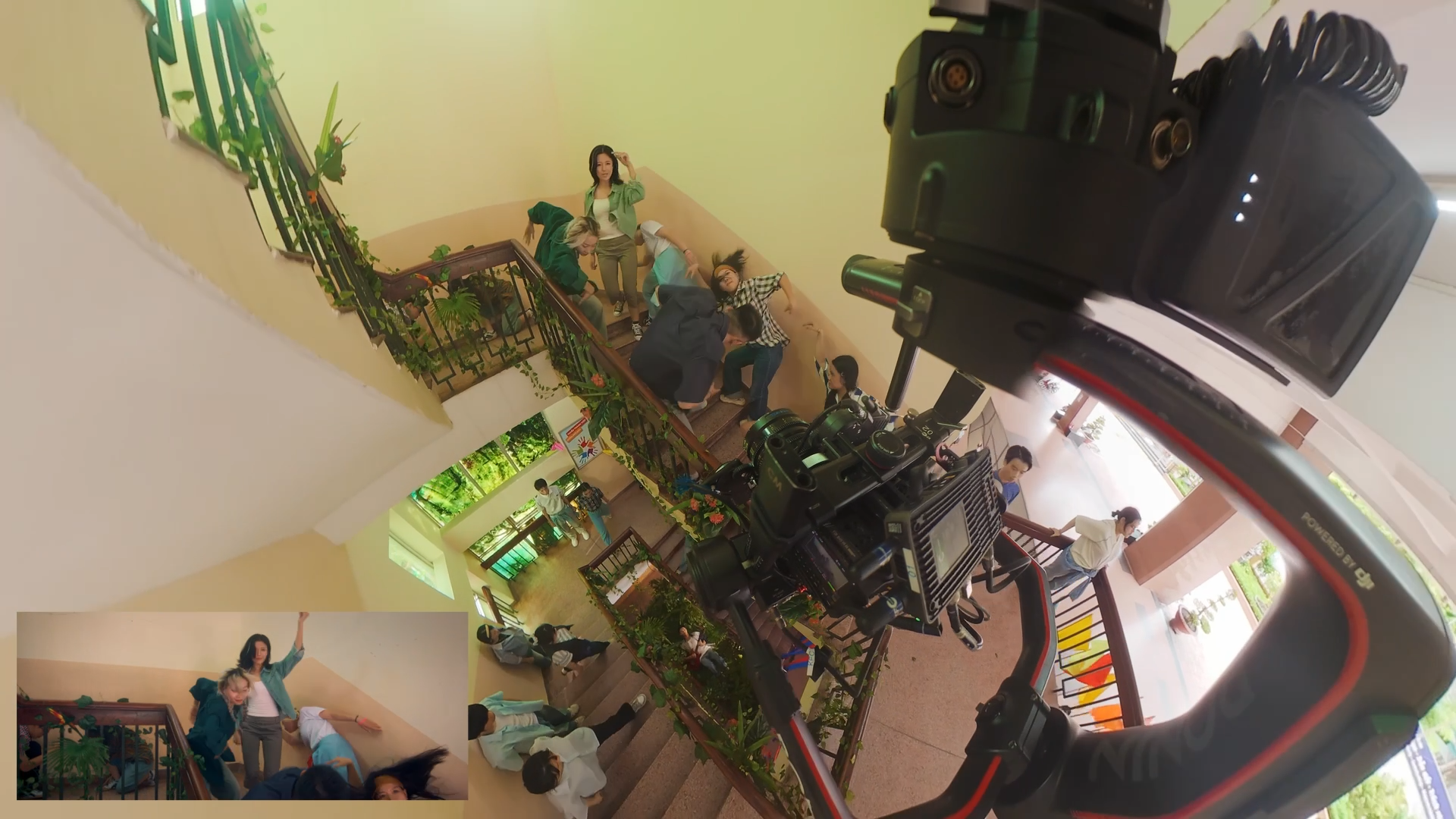 Quy mô sản xuất 'khủng' của phim 'Cảm ơn người đã thức cùng tôi': 350 người, 30 lần quay, cú máy dài 2 phút