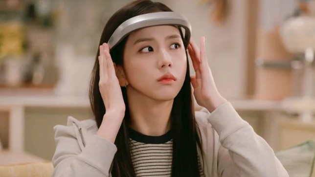 Jisoo (BlackPink) nhận giải Cannes giữa những tranh cãi diễn xuất