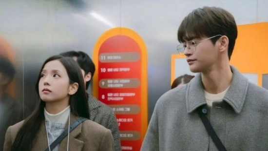 Jisoo (BlackPink) được khen hôn siêu giỏi trong phim mới