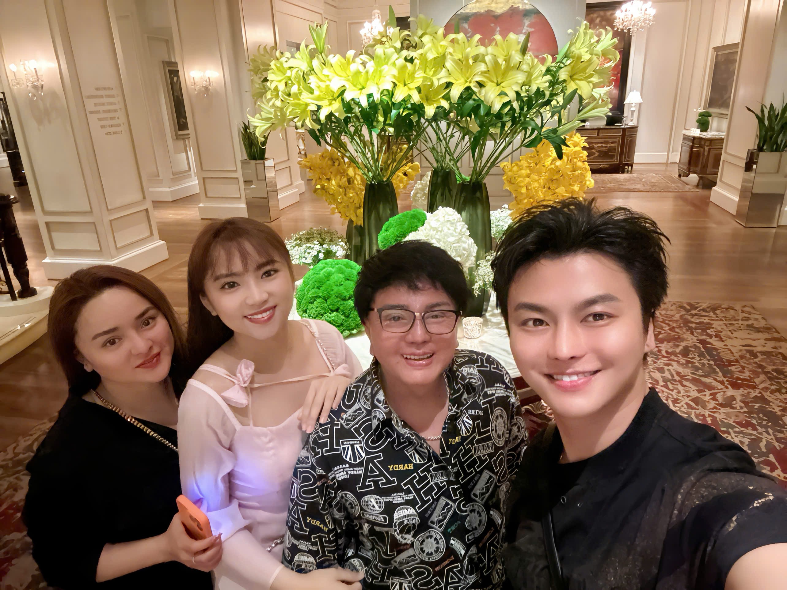 Con gái nghệ sĩ cải lương Châu Thanh vướng nghi vấn tình cảm với Võ Minh Lâm