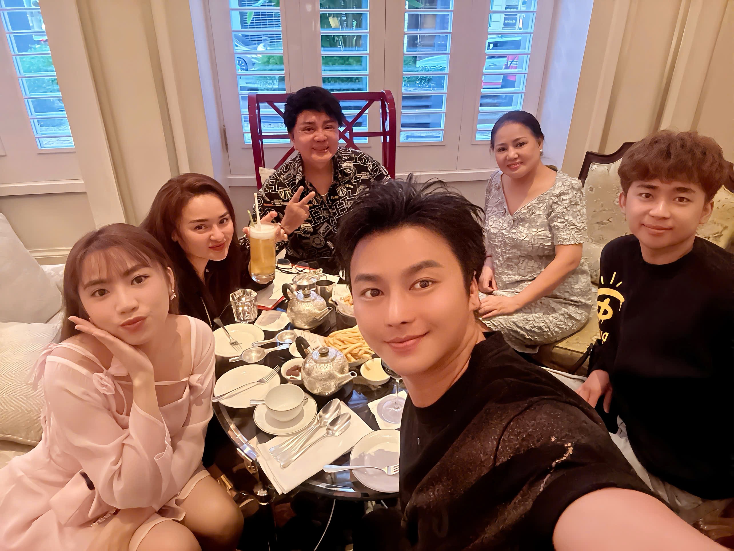 Con gái nghệ sĩ cải lương Châu Thanh vướng nghi vấn tình cảm với Võ Minh Lâm