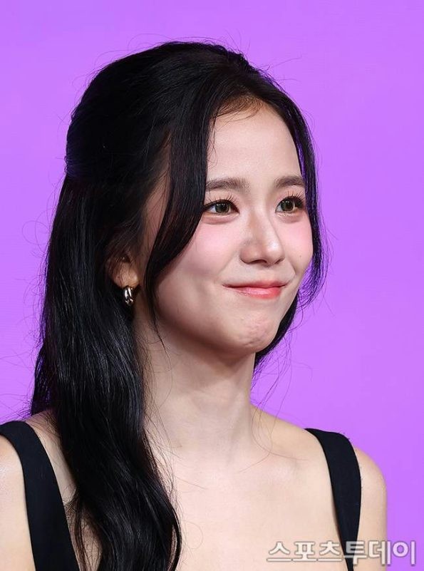 Jisoo (BlackPink) nhận giải Cannes giữa những tranh cãi diễn xuất