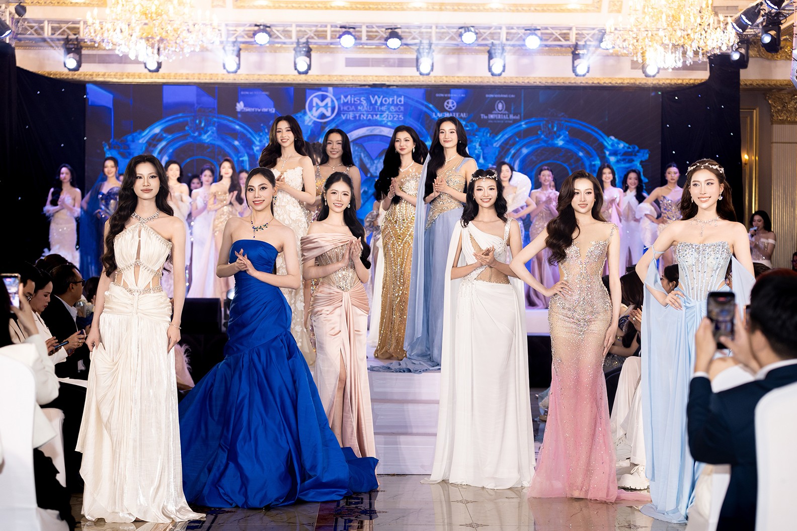 Vương miện lấy cảm hứng từ những loài hoa của 'Miss World Vietnam 2025'