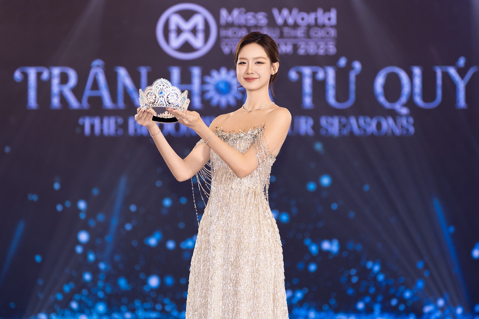 Vương miện lấy cảm hứng từ những loài hoa của 'Miss World Vietnam 2025'