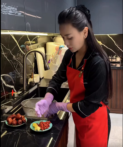 Phương Oanh gây chú ý khi tái xuất trong căn bếp gia đình sau thời gian vắng bóng