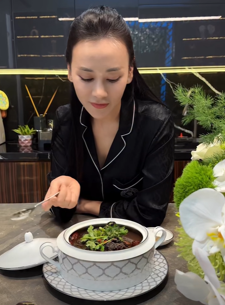 Phương Oanh gây chú ý khi tái xuất trong căn bếp gia đình sau thời gian vắng bóng