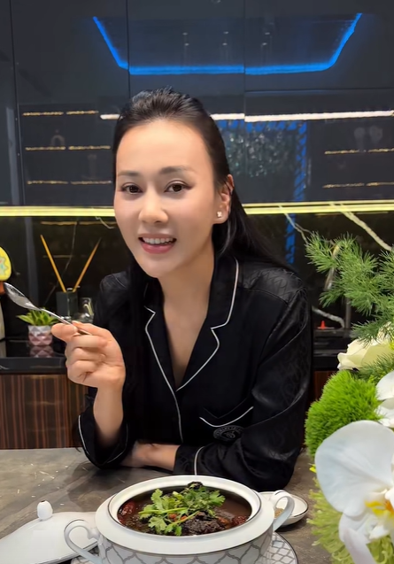 Phương Oanh gây chú ý khi tái xuất trong căn bếp gia đình sau thời gian vắng bóng