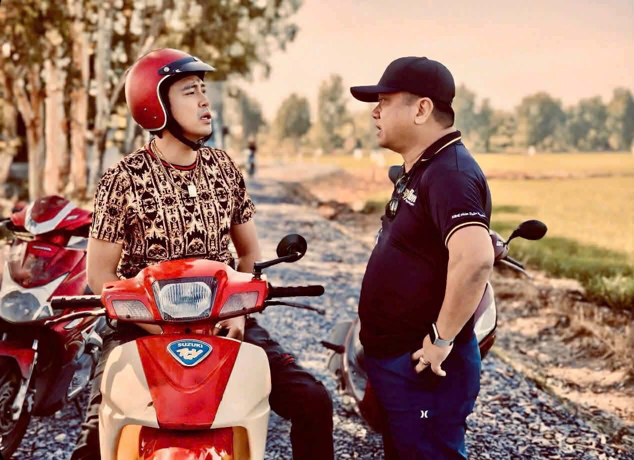 Đạo diễn Xuân Phước: Kỷ niệm chương và Bằng khen là động lực để chúng tôi tiếp tục 'cày cuốc' vì sự nghiệp phục vụ khán giả!