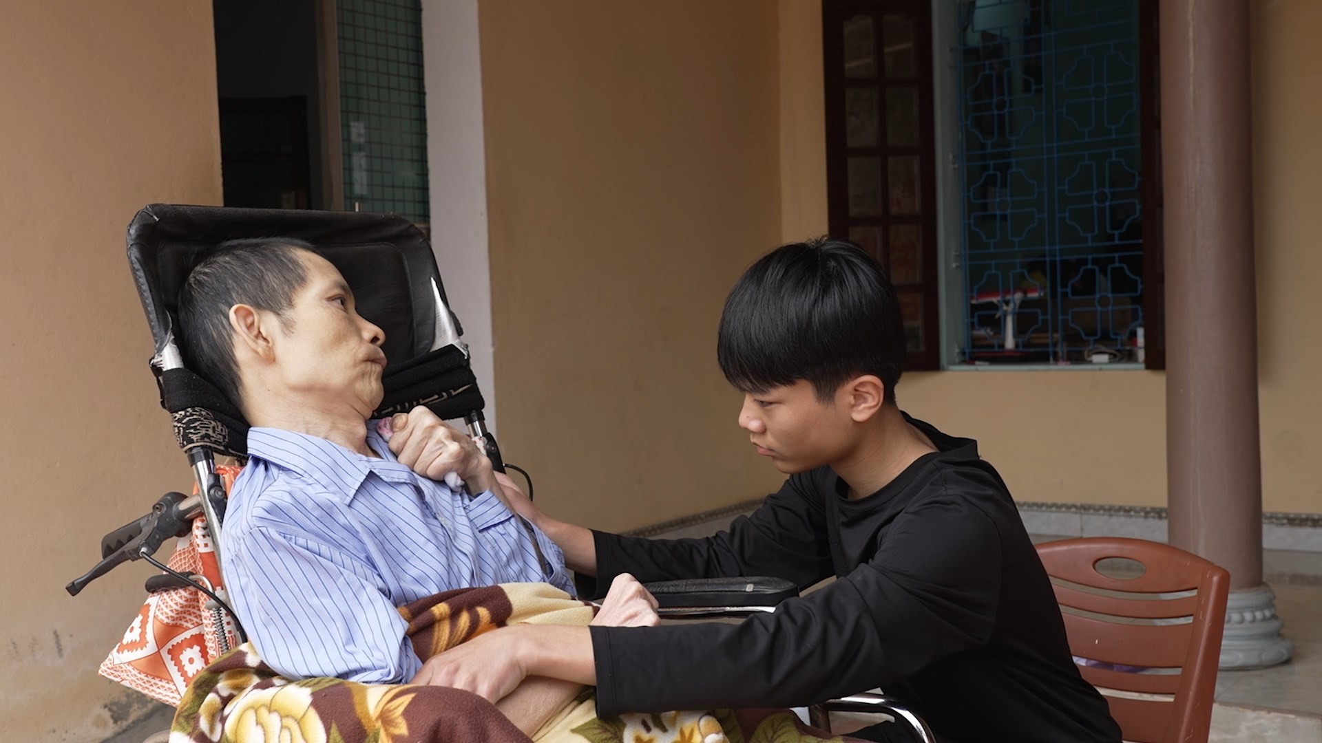 MC Thanh Thảo, thủ môn Nguyễn Đình Triệu xúc động trước nghị lực của các em nhỏ trong 'Mái ấm gia đình Việt'