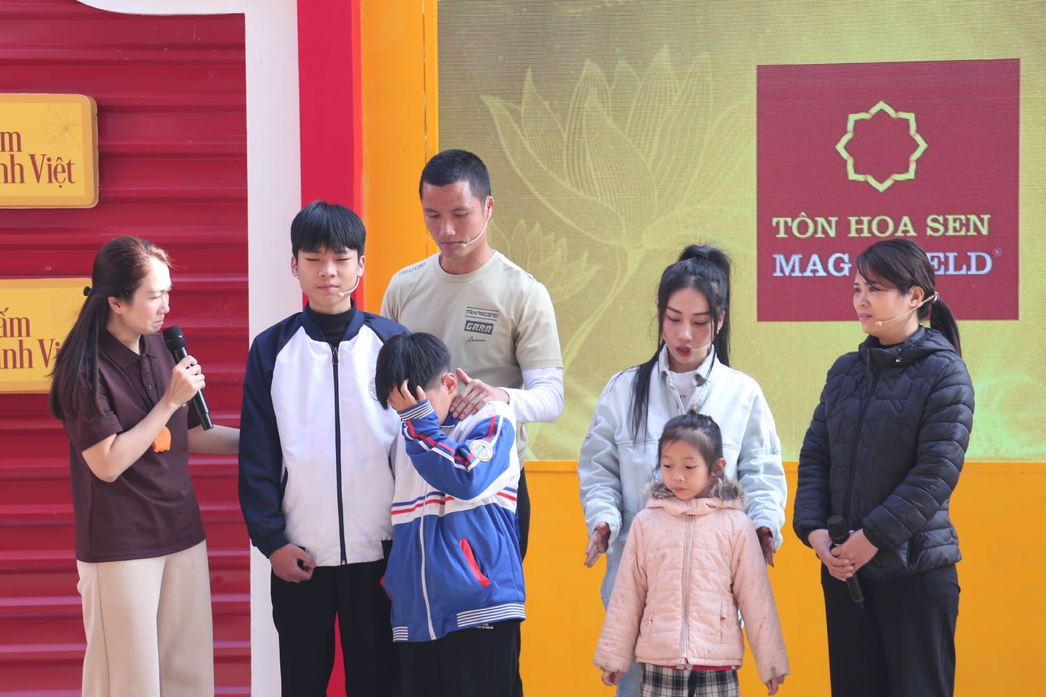 MC Thanh Thảo, thủ môn Nguyễn Đình Triệu xúc động trước nghị lực của các em nhỏ trong 'Mái ấm gia đình Việt'