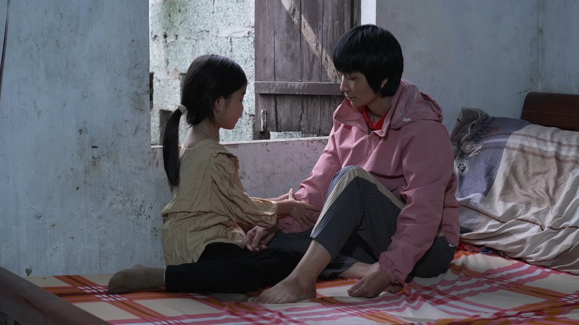 MC Thanh Thảo, thủ môn Nguyễn Đình Triệu xúc động trước nghị lực của các em nhỏ trong 'Mái ấm gia đình Việt'