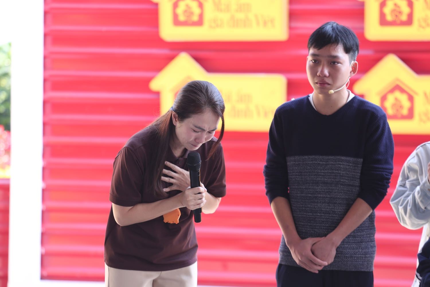 MC Thanh Thảo, thủ môn Nguyễn Đình Triệu xúc động trước nghị lực của các em nhỏ trong 'Mái ấm gia đình Việt'