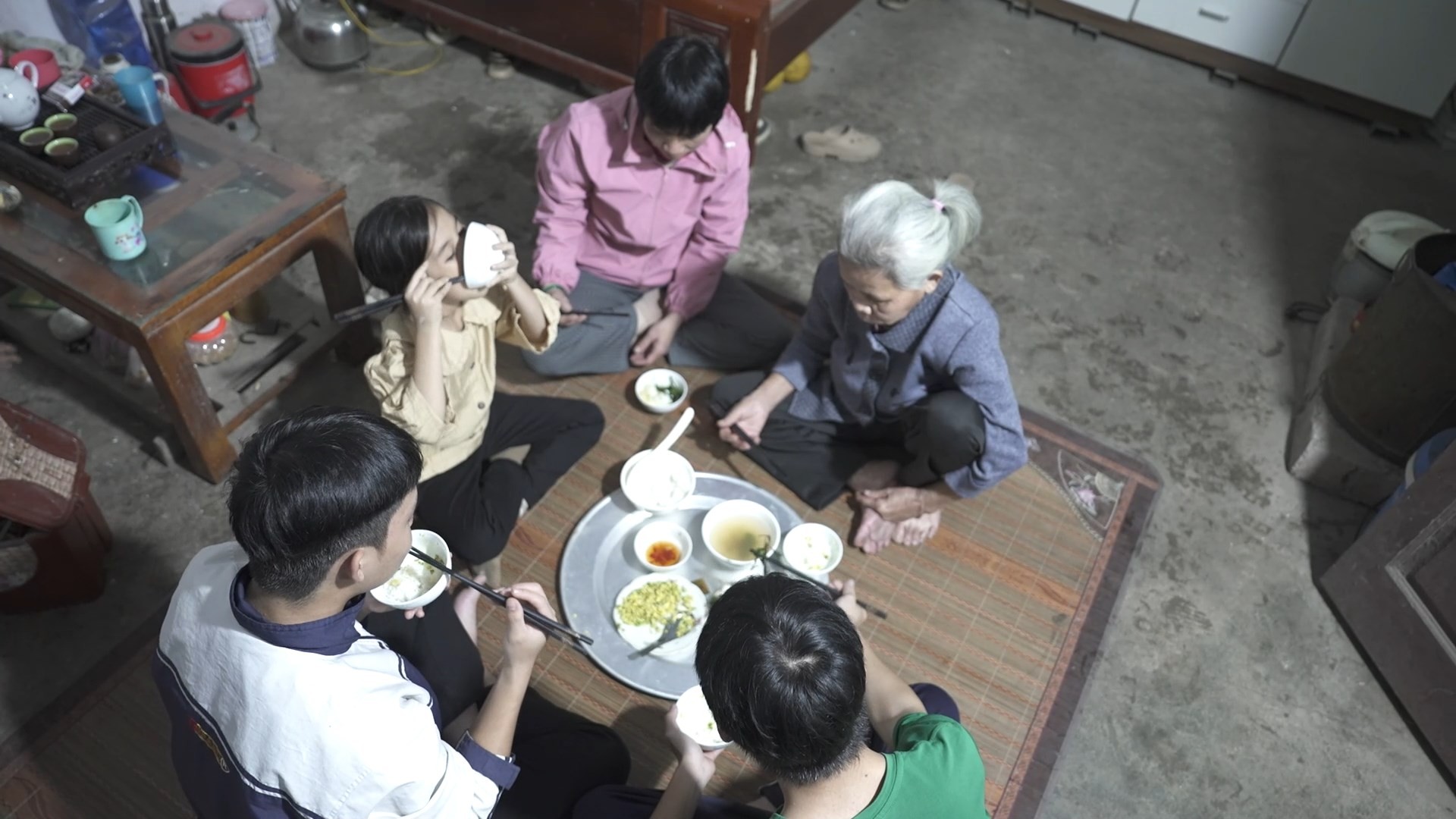 MC Thanh Thảo, thủ môn Nguyễn Đình Triệu xúc động trước nghị lực của các em nhỏ trong 'Mái ấm gia đình Việt'