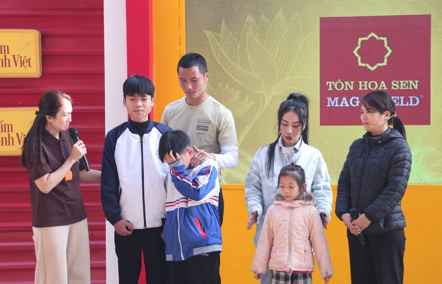 MC Thanh Thảo, thủ môn Nguyễn Đình Triệu xúc động trước nghị lực của các em nhỏ trong 'Mái ấm gia đình Việt'