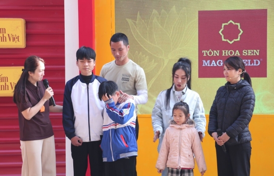 MC Thanh Thảo, thủ môn Nguyễn Đình Triệu xúc động trước nghị lực của các em nhỏ trong 'Mái ấm gia đình Việt'