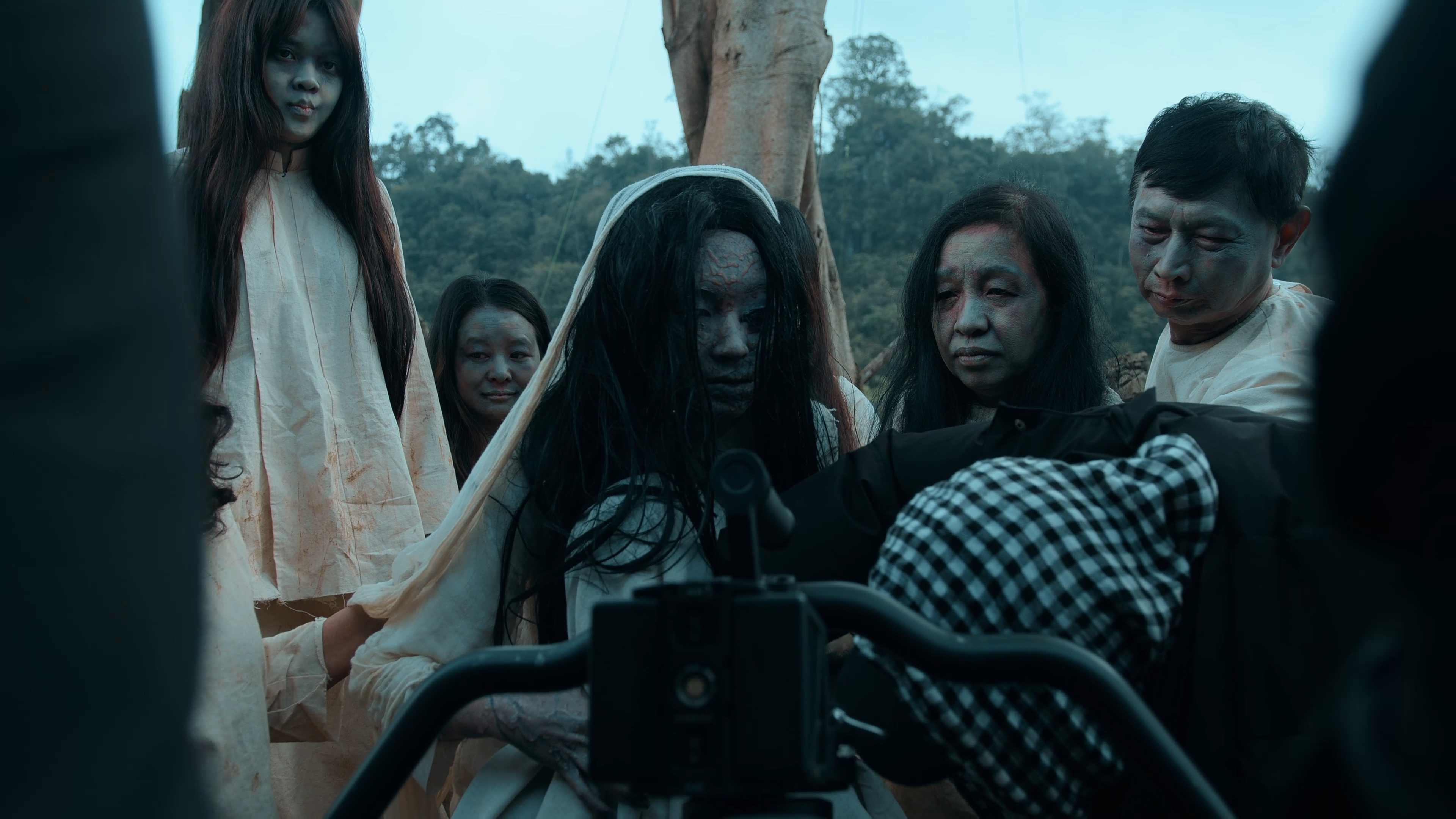 Hậu trường 'Phí Phông: Quỷ máu rừng thiêng': Kỳ công từ bối cảnh, trang phục, hóa trang đến nghiên cứu văn hóa dân tộc