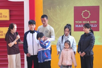 MC Thanh Thảo, thủ môn Nguyễn Đình Triệu xúc động trước nghị lực của các em nhỏ trong 'Mái ấm gia đình Việt'