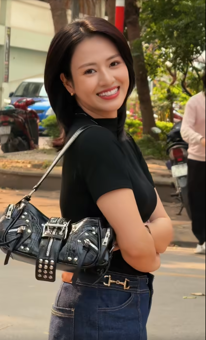 Việt Hoa gây sốt với diện mạo mới sau lễ đính hôn