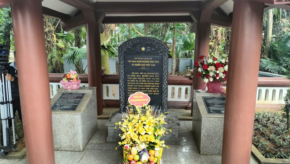 Đoàn nghệ sĩ điện ảnh – nhiếp ảnh 'Về nguồn' tại nơi khai sinh ngành Điện ảnh và Nhiếp ảnh Cách mạng Việt Nam