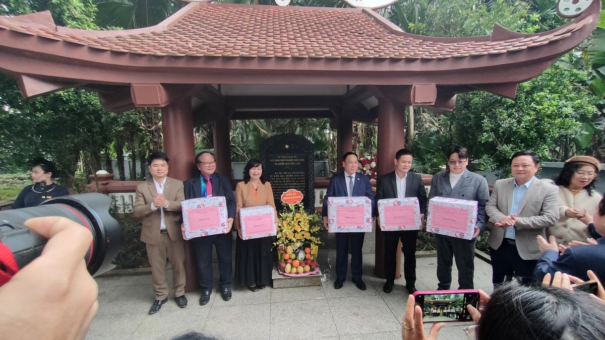 Đoàn nghệ sĩ điện ảnh – nhiếp ảnh 'Về nguồn' tại nơi khai sinh ngành Điện ảnh và Nhiếp ảnh Cách mạng Việt Nam