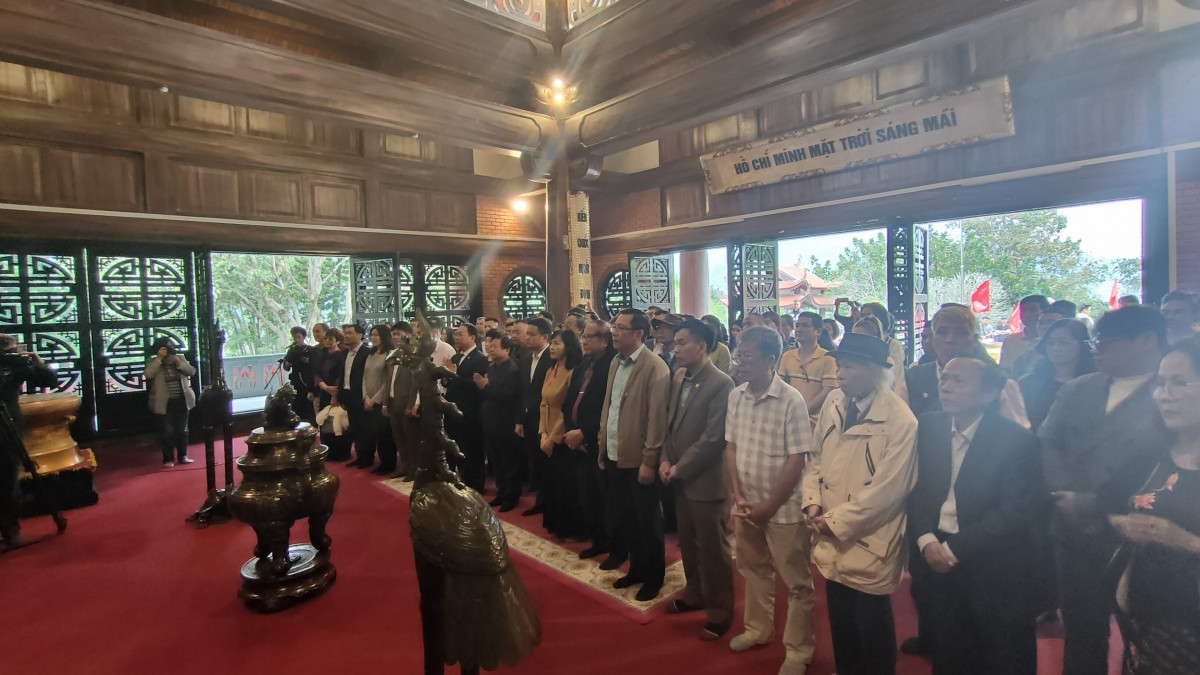 Đoàn nghệ sĩ điện ảnh – nhiếp ảnh 'Về nguồn' tại nơi khai sinh ngành Điện ảnh và Nhiếp ảnh Cách mạng Việt Nam