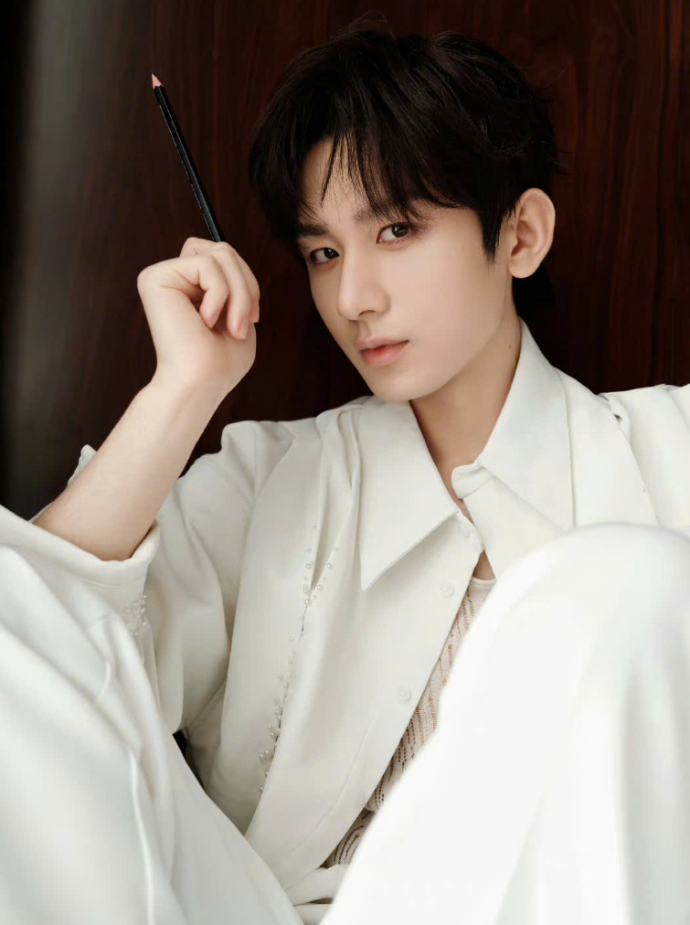 Thành Nghị vướng tranh cãi tuổi thật, quản lý cũ lên tiếng giải thích