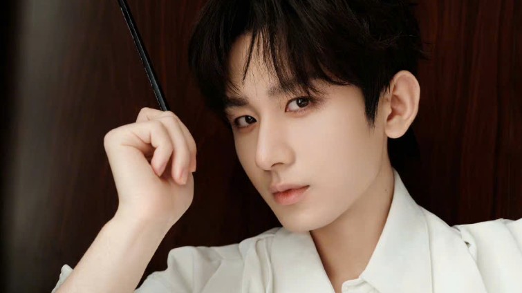 Thành Nghị vướng tranh cãi tuổi thật, quản lý cũ lên tiếng giải thích