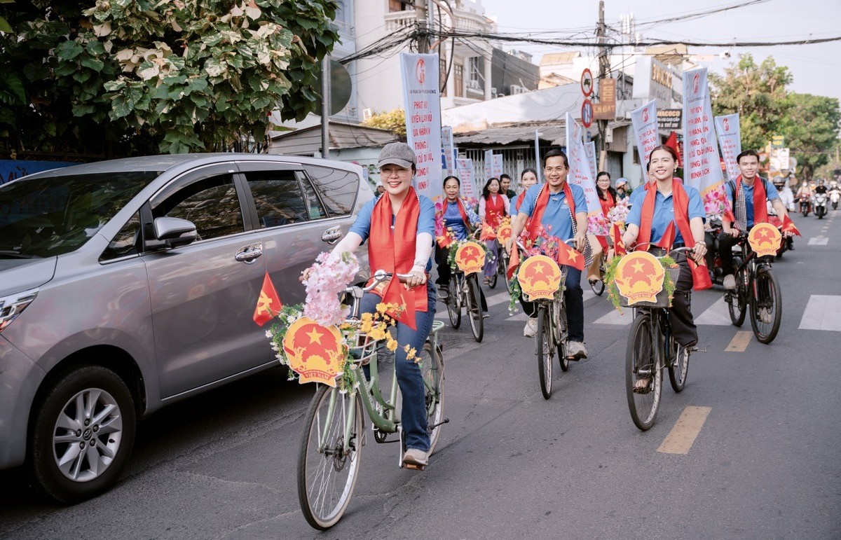 Hoa hậu Hoàng Thanh Nga đạp xe tuyên truyền bầu cử, lan tỏa tinh thần trách nhiệm công dân