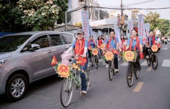 Hoa hậu Hoàng Thanh Nga đạp xe tuyên truyền bầu cử, lan tỏa tinh thần trách nhiệm công dân