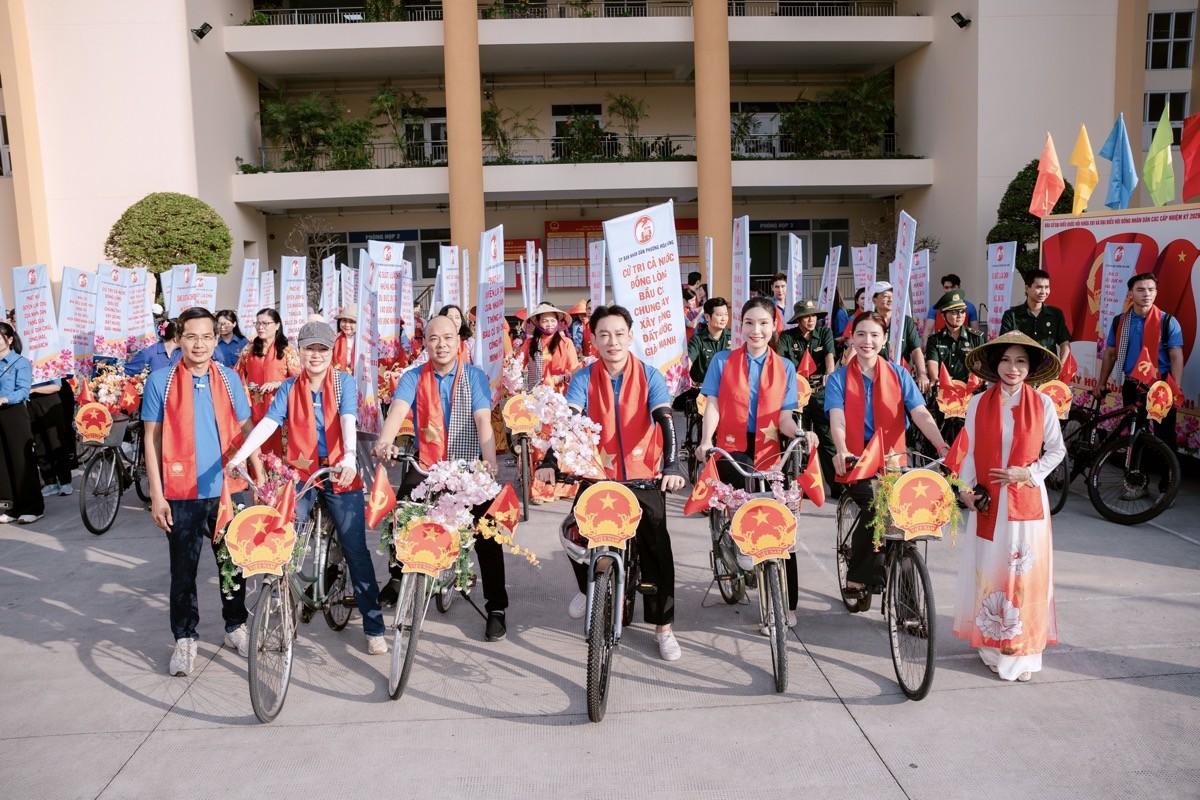 Hoa hậu Hoàng Thanh Nga đạp xe tuyên truyền bầu cử, lan tỏa tinh thần trách nhiệm công dân