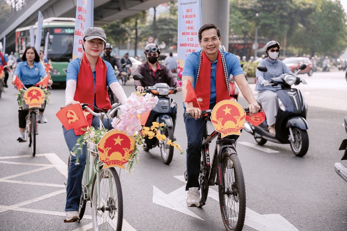 Hoa hậu Hoàng Thanh Nga đạp xe tuyên truyền bầu cử, lan tỏa tinh thần trách nhiệm công dân