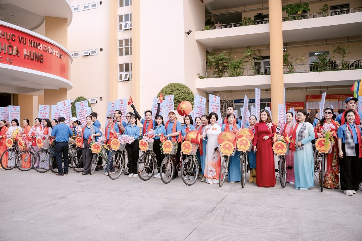 Hoa hậu Hoàng Thanh Nga đạp xe tuyên truyền bầu cử, lan tỏa tinh thần trách nhiệm công dân