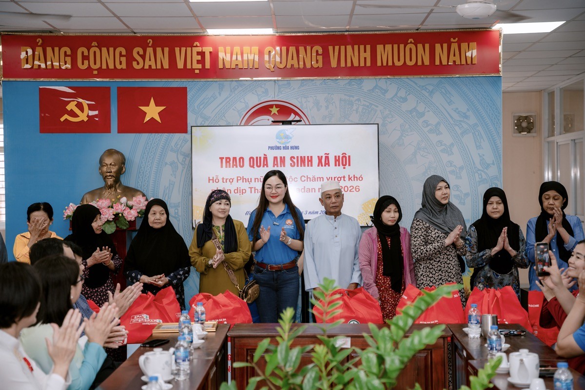 Hoa hậu Hoàng Thanh Nga đạp xe tuyên truyền bầu cử, lan tỏa tinh thần trách nhiệm công dân