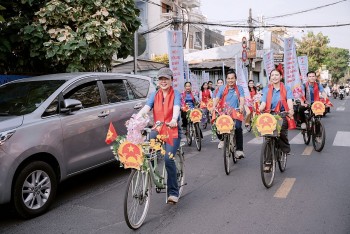 Hoa hậu Hoàng Thanh Nga đạp xe tuyên truyền bầu cử, lan tỏa tinh thần trách nhiệm công dân