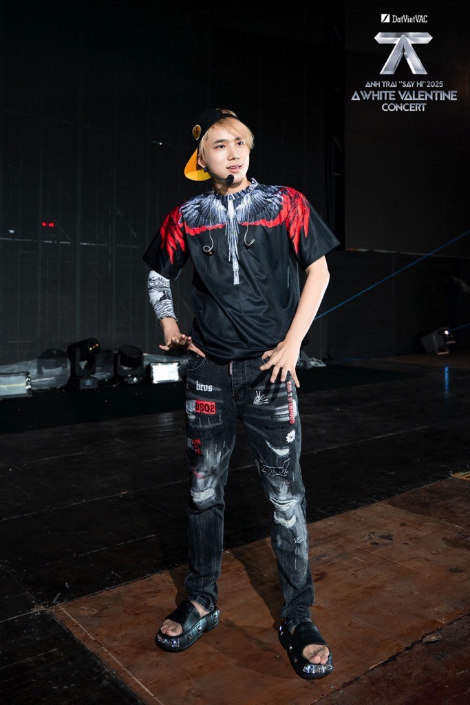 Dàn 'Anh trai 'Say Hi' bất ngờ gây náo loạn với màn nhập vai hài hước cho Best Rehearsal Outfit trước đêm diễn tại Mỹ Đình